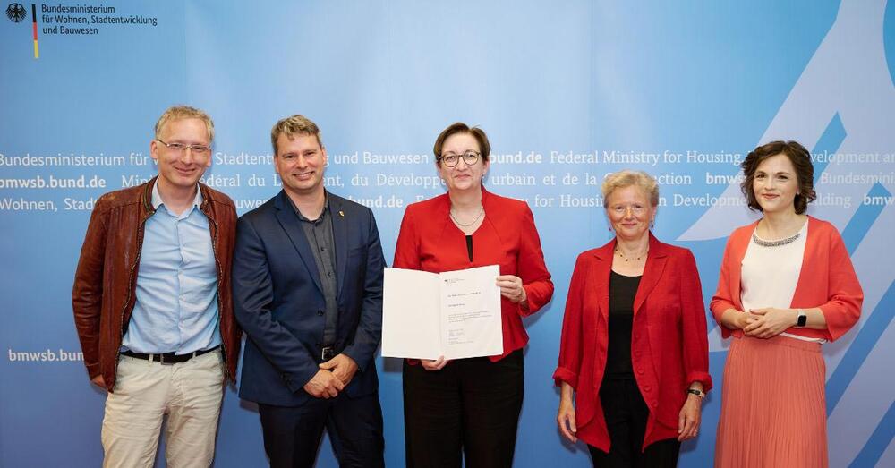 Gruppenbild von f&uuml;nf Personen bei der &Uuml;bergabe des F&ouml;rderbescheid zur Regionalentwicklung f&uuml;r bis zu 450.000 Euro an die Oderland-Spree-Region
