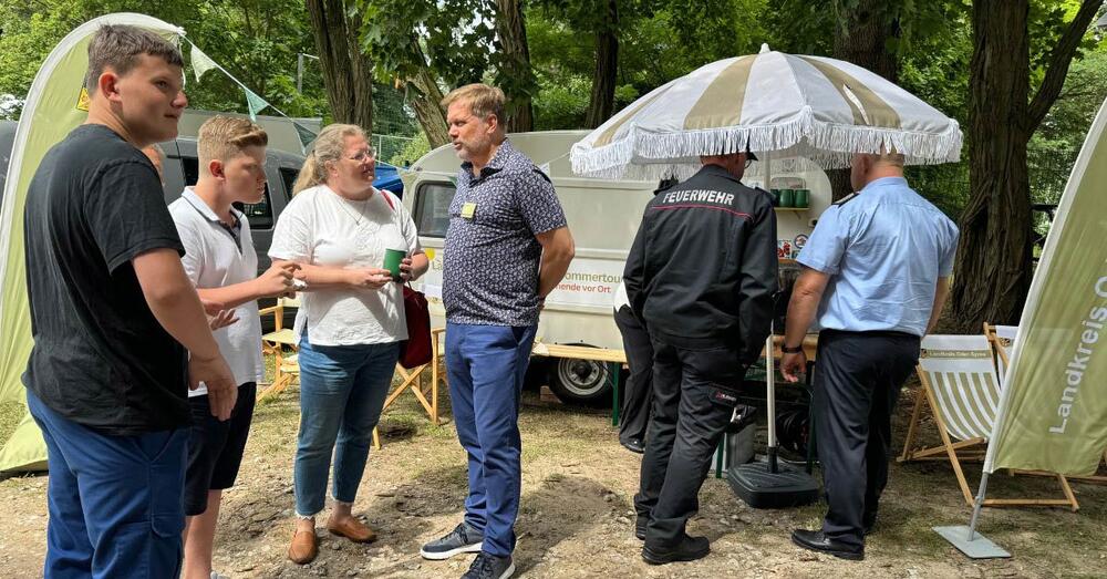 Landrat Frank Steffen beim Heimatfest Gr&uuml;nheide im Gespr&auml;ch mit B&uuml;rgern