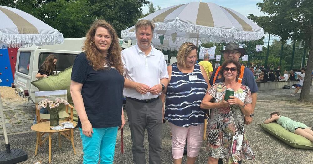 Schulleiterin Ines Tesch (links) freut sich mit Ihrem Team &uuml;ber den Besuch von Landrat Frank Steffen beim 45. Schulfest