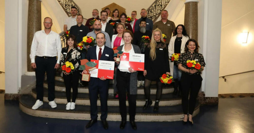 Der Preistr&auml;ger des Existenzgr&uuml;nderpreis 2023 Christian Kalies (Dachdeckermeister) und die Gewinnerin des Mutmacherpreises Antje Glanert vorne in der Mitte gemeinsam mit den weiteren Bewerbern im historischen Geb&auml;ude der Europa-Universit&auml;t Viadrina in Frankfurt (Oder)