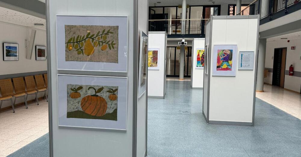 Blick in die Ausstellung im Atrium der Beeskower Kreisverwaltung