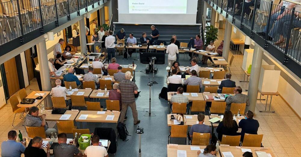 Kreistagsabgeordnete beim zweiten Teil der konstituierenden Sitzung im Atrium der Kreisverwaltung in Beeskow
