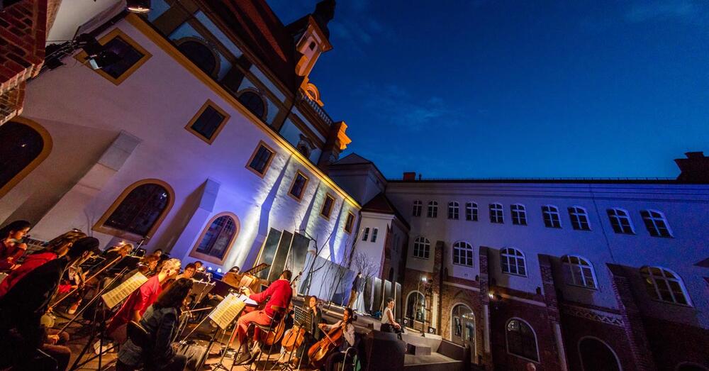 Oper Oder Spree feiert in diesem Jahr mit der Neuinszinierung von Shakespeares "Ein Sommernachtstraum" Premiere im Kreuzhof des Klosters Neuzelle