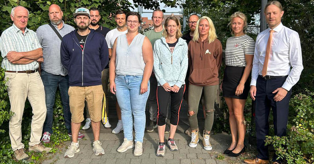 Studienleiter Lars Golz und seine Stellvertreterin Mareike Scobel sowie Alois Bosman, nebenamtlicher Dozent begr&uuml;&szlig;en die neuen Studierenden