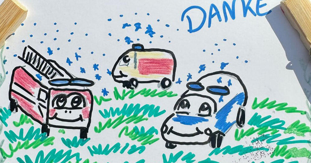 Kinderzeichnung von Rettungsfahrzeugen