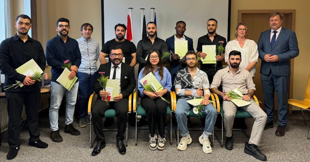 Gruppen bild von der zehn neu eingeb&uuml;rgerten Personen, die aus Syrien, Vietnam, Nigeria und Mexiko nach Deutschland kamen.