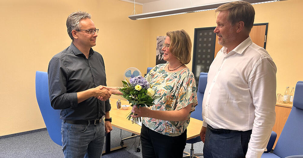 Dezernentin Katja Kaiser und Landrat Frank Steffen &uuml;berreichen J&ouml;rg Keppler einen Blumenstrau&szlig;.