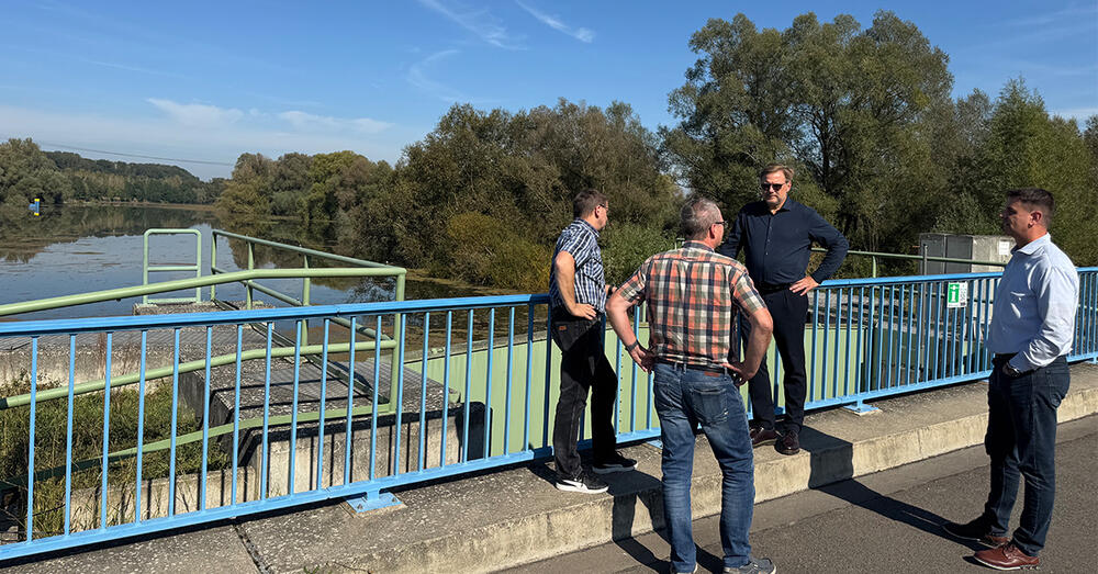 Beratung am Sperrsiel in Brieskow-Finkenheerd unter anderem mit Landrat Frank Steffen und Amtsdirektor Dirk Wesuls