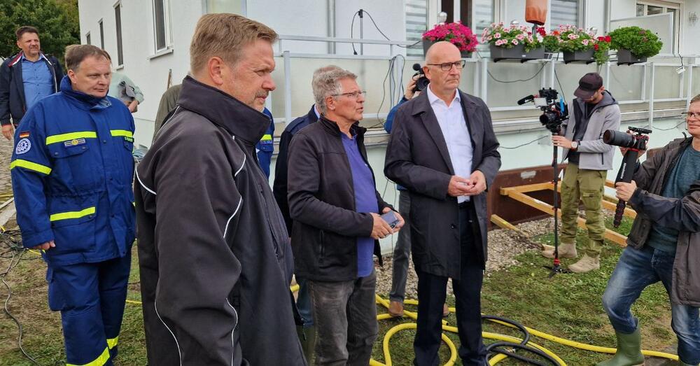 Ministerpr&auml;sident Dietmar Woidke und Landrat Frank Steffen sprechen mit den Einsatzkr&auml;ften vor Ort am Bollwerk in F&uuml;rstenberg.