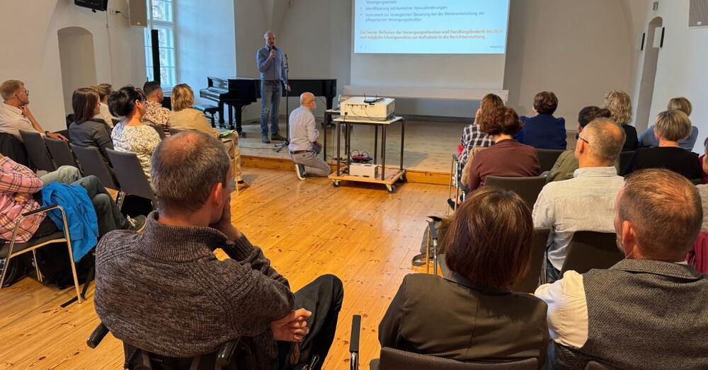 G&auml;ste verfolgen aufmerksam den Vortrag beim zweiten Workshop zur Pflegestrukturplanung