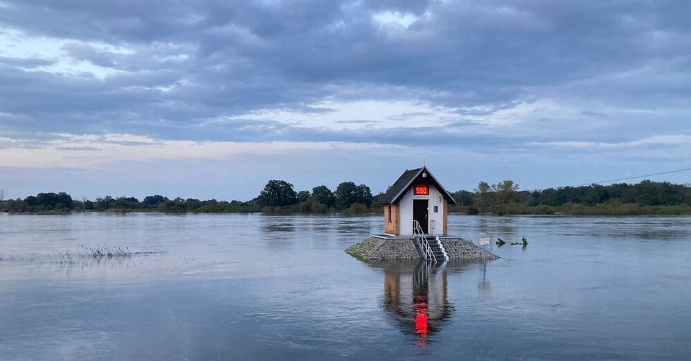 Pegelhaus in Ratzdorf mit einem Pegelstand von 5,90 Meter in der Abendd&auml;mmerung