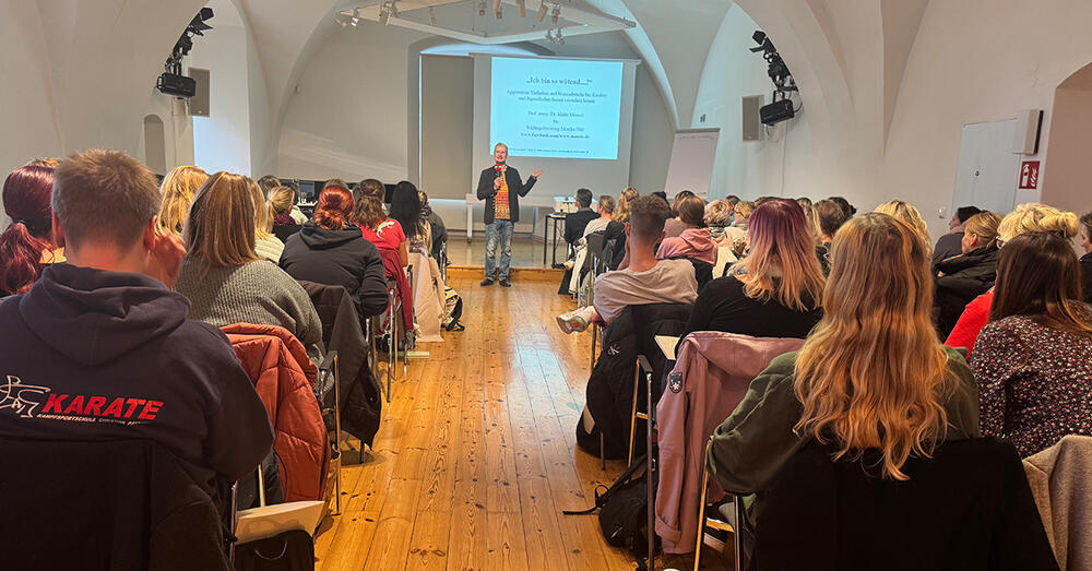 Prof. Dr. Malte Mienert die p&auml;dagogischen Fachkr&auml;fte letzten Mittwoch auf der Burg Beeskow zum gro&szlig;en Fachtag.