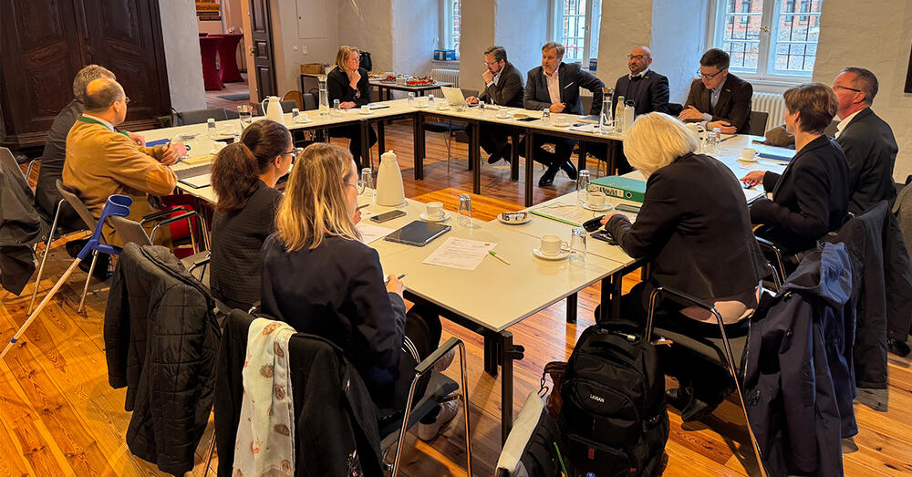 Das zweite Treffen der Verwaltungsspitzen des Landkreises Oder-Spree und der Stadt Frankfurt (Oder) auf der Burg Beeskow. Landrat Frank Steffen und Oberb&uuml;rgermeister Ren&eacute; Wilke sitzen mit den Dezernenten am Tisch.