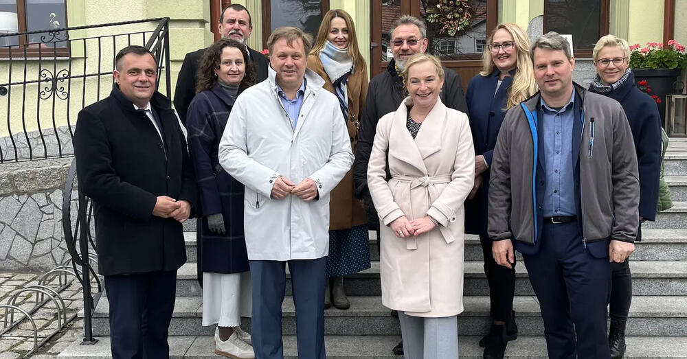 Delegation der Landkreise Oder-Spree und Sulęcin stehen vor dem Rathaus in Sulęcin.