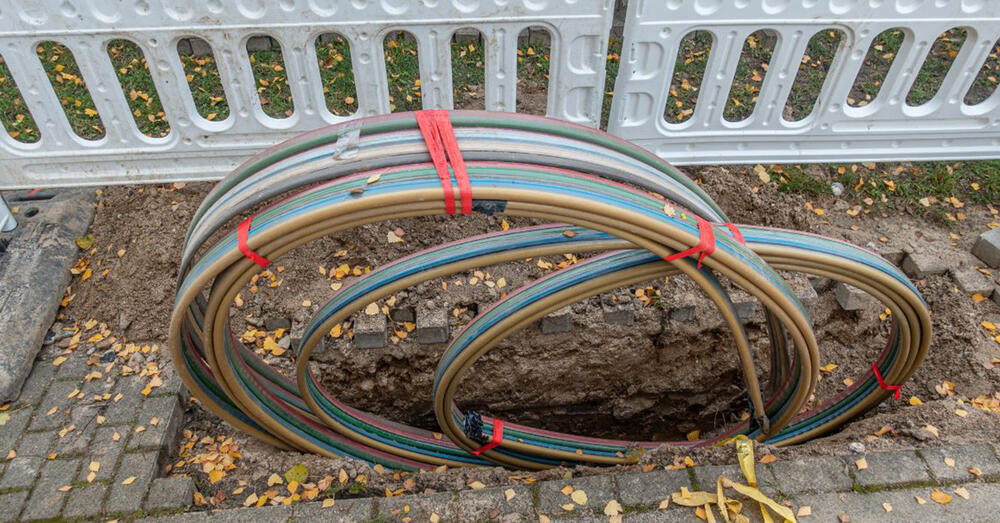 Baustelle mit Kabelrolle und Absperrung.