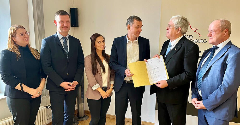 Wirtschaftsminister Prof. Dr.-Ing. J&ouml;rg Steinbach &uuml;bergibt das Pr&auml;dikat "staatlich anerkannter Erholungsort" an  Neuzelles B&uuml;rgermeister Sven Budach.