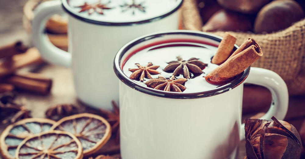 Eine Tasse mit Gl&uuml;hwein und unterscheidlichen Gew&uuml;rzen.