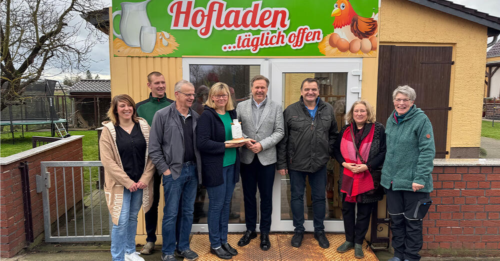Gewinner der "Silbernen Milchkanne", Familie Korn und Mitarbeitende, gemeinnsam mit dem Landrat sowie dem Vorsitzenden des Kreisbauernverbandes vor dem Hofladen in Stremmen.