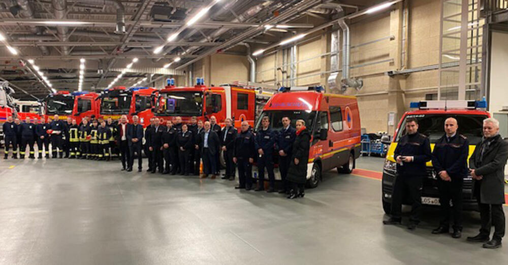 Die Belegschaft und die Feuerwehrfahrzeuge in der Halle des Feuerwehr- und Katastrophenschutz-Technischen Zentrums in F&uuml;rstenwalde/Spree.
