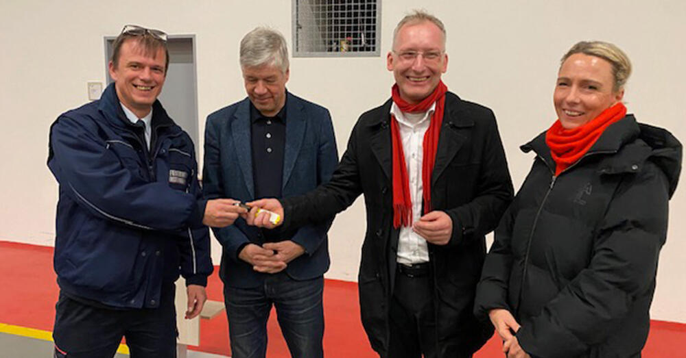 Ein Hauptverwaltungsbeamter, Dezernent Michael Buhrke, Bundestagsabgeordneter Mathias Papendieck und Martina Banse-H&ouml;rnigk als Vertreterin der Stadt F&uuml;rstenwalde/Spree bei der &Uuml;bergabe der Fahrzeuge im Feuerwehr- und Katastrophenschutz Technischen Zentrum.