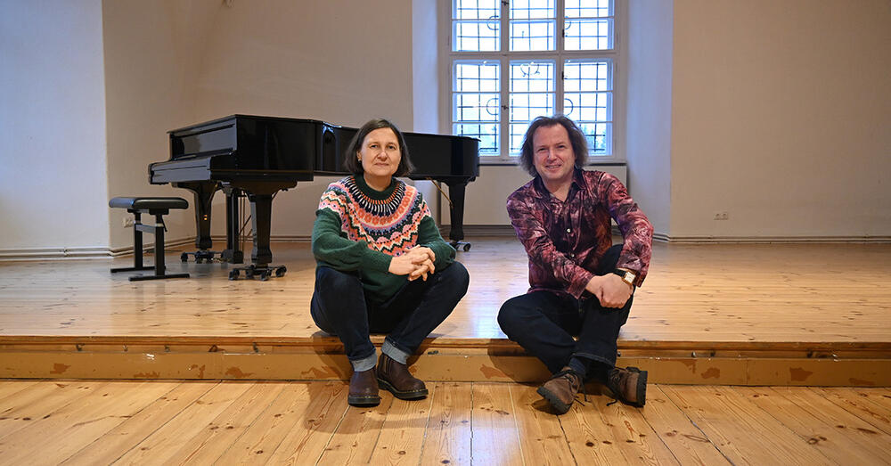 Burgleiterin Stephanie Lubasch und der neue Burgschreiber Henning Rabe im Saal der Burg Beeskow.