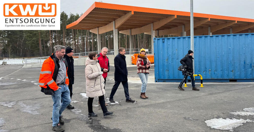 Vertreten des Landkreises, Abgeordnete des Kreistages und Pressevertreterinnen und Pressevertreter bei der Er&ouml;ffnung des neuen Wertstoffhofes in Freienbrink