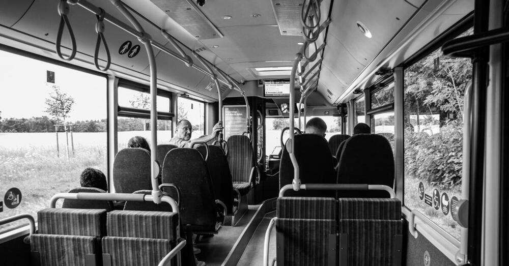 Blick von einem hinteren Fahrgastsitzplatz in die Buslinie 401 des Busverkehrs Oder-Spree, in der sich einige Fahrg&auml;ste befinden.