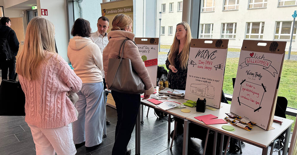 Mobilit&auml;tsplaner Tim Jurrmann und Vivien Buley, Koordinatorin f&uuml;r Kinder- und Jugendbeteiligung im gespr&auml;ch mit Sch&uuml;lerinnen ud Sch&uuml;lern am Oberstufenzentrum Eisenh&uuml;ttenstadt.