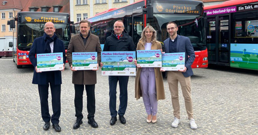 Holger Winter (Gesch&auml;ftsf&uuml;hrer Busverkehr Oder-Spree), Frank Steffen (Landrat Landkreis Oder-Spree), Detlef Tabbert (Minister f&uuml;r Infrastruktur und Landesplanung des Landes Brandenburg), Janine Griesche (Wirtschaftsf&ouml;rderung Stadt Beeskow) und Martin Fuchs (Gesch&auml;ftsf&uuml;hrer VBB) bei der Einweihung der neuen PlusBus Linie in Beeskow.