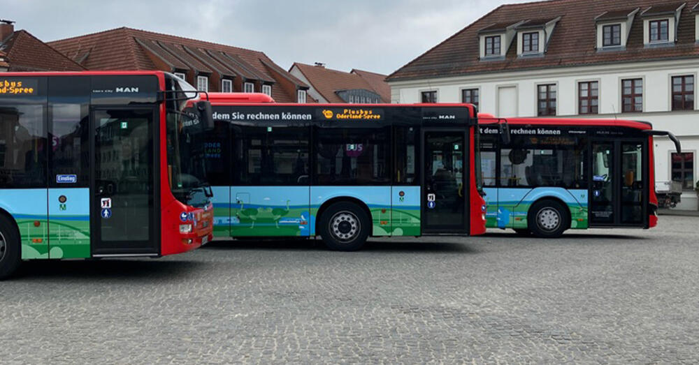 Drei Busse der neuen PlusBus Linie auf dem Marktplatz in Beeskow.