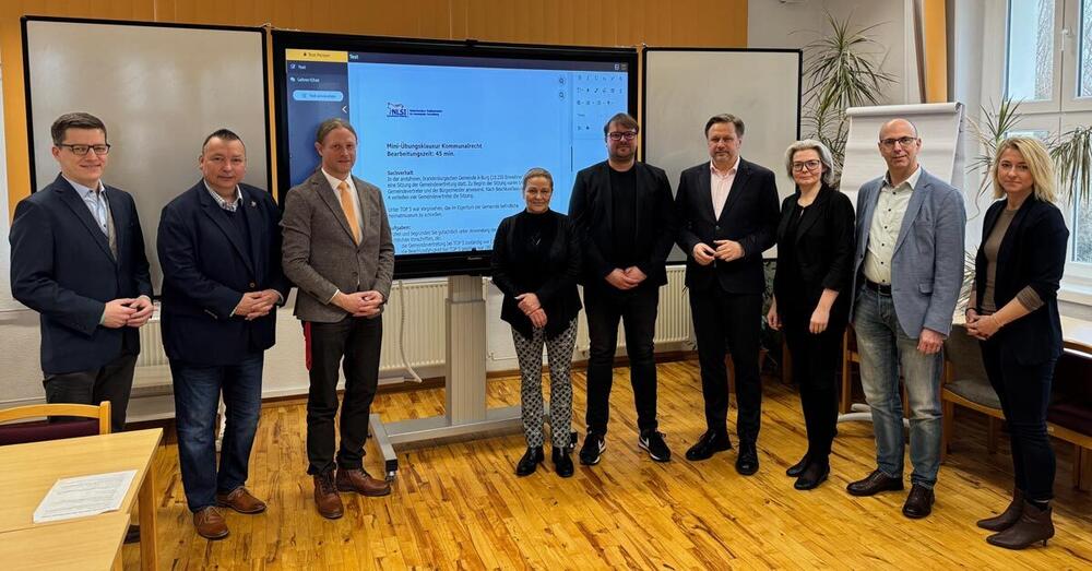 Gruppenbild der Mitglieder der Zweckverbandsversammlung im  Niederlausitzer Studieninstitut f&uuml;r kommunale Verwaltung. (von links) B&uuml;rgermeister Claus Junghanns (Stadt Frankfurt (Oder)), Vorsitzender der Verbandsversammlung Landrat Sven Herzberger (Landkreis Dahme-Spreewald), Studienleiter Lars G&ouml;lz (Niederlausitzer Studieninstitut), Erste Beigeordnete Grit Klug (Landkreis Oberspreewald-Lausitz), Beigeordneter Robert Perko (Stadt Cottbus), Verbandsvorsteher Landrat Frank Steffen (Landkreis Oder-Spree), Dezernentin Fr&auml;nze von Kuyck-Studzinski (Landkreis Spree-Nei&szlig;e), Erster Beigeordneter Roland Neumann (Landkreis Elbe-Elster), Stellvertretende Studienleiterin Mareike Scobel (Niederlausitzer Studieninstitut).