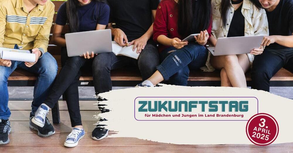 Zukunftstag in der Kreisverwaltung am 3. April 2025: Sechs Sch&uuml;ler sitzen auf einer Bank und schauen sich ihre Unterlagen auf dem Papier und auf dem Laptop an.