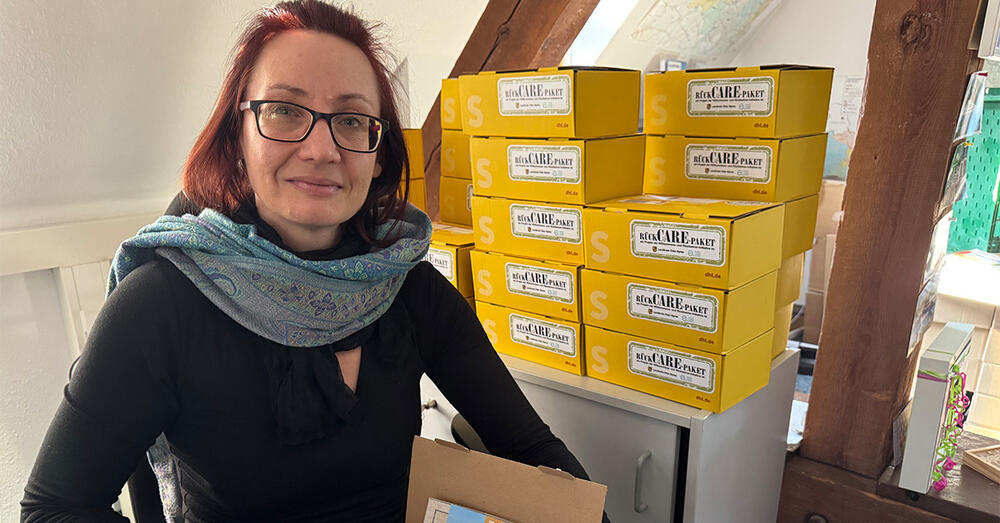 Sandra Jakobitz pckt in ihrem B&uuml;ro im Landratsamt die gelben Pakete.