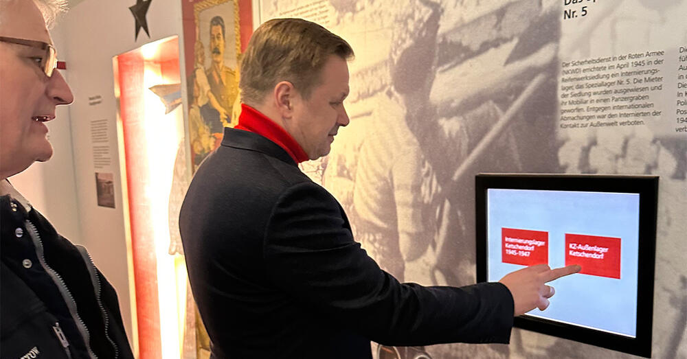 Frank Steffen im Ausstellungsraum zum &raquo;Speziallager Nr. 5&laquo; im Museum F&uuml;rstenwalde
