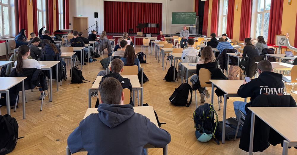 Austausch zum Thema Schulbusverkehr in der Aula des Geschwister-Scholl-Gymnasiums in F&uuml;rstenwalde