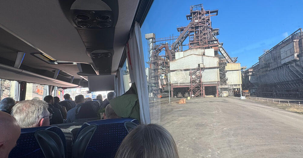 Bei einer Bustour &uuml;ber das Werksgel&auml;nde von ArcelorMittal wurde auch &uuml;ber die aktuellen Herausforderungen in der Stahlproduktion gesprochen