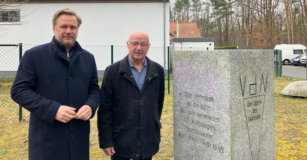 Landrat Frank Steffen und Lothar Runge am Denkmal f&uuml;r Verfolgte des Naziregimes in Gr&uuml;nheide