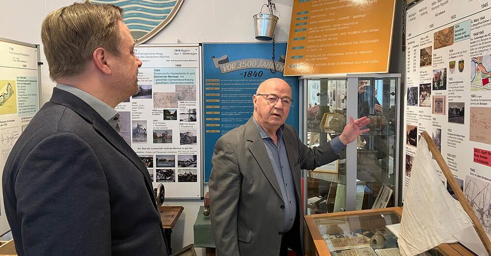 Lothar Runge, Vorstand des Heimatvereins Gr&uuml;nheide, gibt Landrat Frank Steffen einen &Uuml;berblick auf die Ereignisse in Gr&uuml;nheide w&auml;hrend des Zweiten Weltkriegs