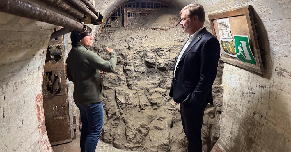 Ines Schmidt, Miteigent&uuml;merin der Bunkeranlage "Fuchsbau" in Petersdorf, f&uuml;hrt Landrat Frank Steffen durch den Bunker, der ab 1943 von Kriegsh&auml;ftlingen gebaut wurde.