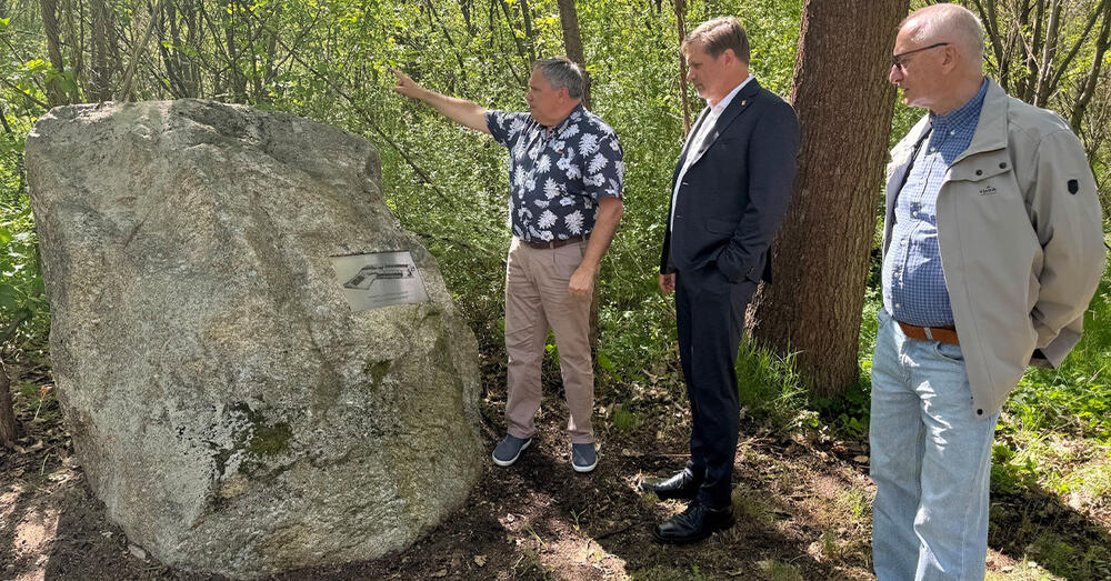 Frank-Peter Schmidt, Eigent&uuml;mer der Bunkeranlage, zeigt am Gedenkstein f&uuml;r das Arbeitslager des KZ-Sachsenhausen auf die Fundamentreste