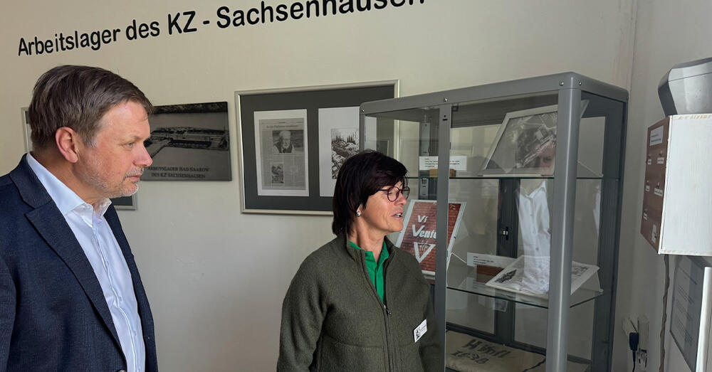 Der ehemalige norwegische H&auml;ftling Odd Magnussen   schildert in  seinem Buch "Vi Ventet"  ("Wir warteten") das Leben und  Sterben  im einstigen KZ-Au&szlig;enlager "Fuchsbau". Landrat Frank Steffen h&ouml;rt sich gemeinsam mit Ines Schmidt die vertonten Aufzeichnungen an.