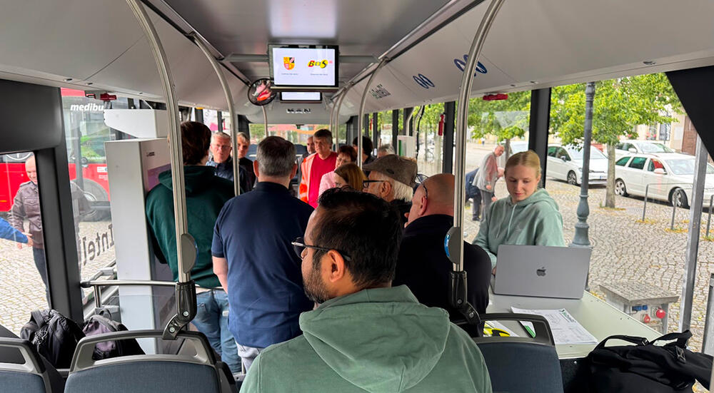 Interessierte hatten die Gelegenheit den Bus von innen zu besichtigen und sogar eine Probefahrt durch Beeskow zu unternehmen. Aufgrund des gesetzlichen Rahmens aber nicht autonom, sondern durch eine Busfahrerin gesteuert