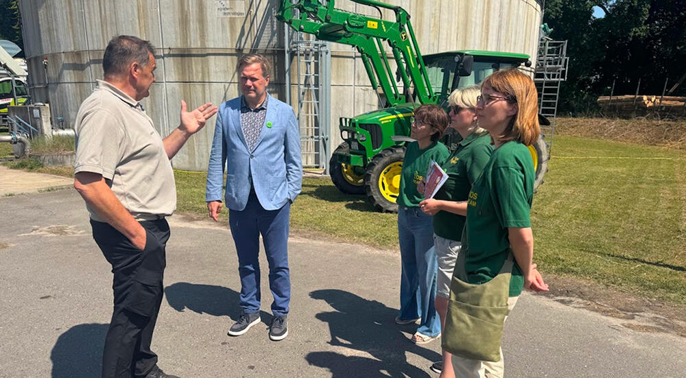 Hartmut Noppe, Vorsitzender des Kreisbauernverbandes Oder-Spree und Gesch&auml;ftsf&uuml;hrer der Agrarprodukte Sauen e.�G. f&uuml;hrte das Team der Kreisverwaltung &uuml;ber das Gel&auml;nde