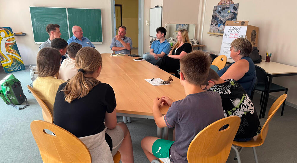 An der Grundschule "Johann Wolfgang von Goethe" in Eisenh&uuml;ttenstadt kamen die Sch&uuml;lersprecherinnen und Sch&uuml;lersprecher der f&uuml;nften und sechsten Klasse mit den Vertreterinnen und Vertretern des Landkreises und des Busverkehrunternehmens Oder-Spree zusammen