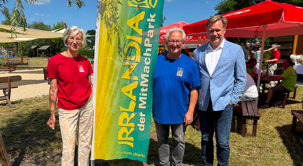 Die Irrlandia-Gr&uuml;nder Evelin und Matthias Beier feiern gemeinsam mit Landrat Frank Steffen