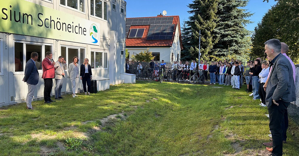 Landrat Frank Steffen er&ouml;ffnet mit Schulr&auml;tin Antje Hoffmann, B&uuml;rgermeister Ingo R&ouml;ll sowie dem zust&auml;ndigen Schulleiter Patrick das Gymnasium in Sch&ouml;neiche