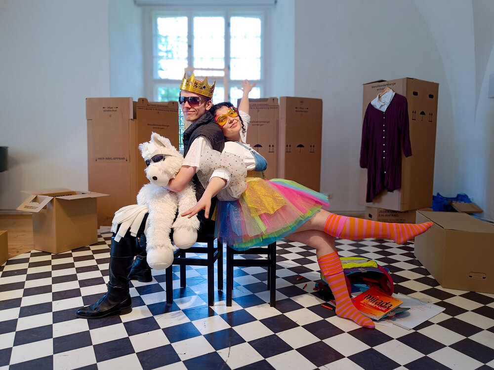 Alexander Adwell und Eleni Kanaki als Prinz und Josi in der Kinderoper &raquo;Das kleine wei&szlig;e Pony&laquo;